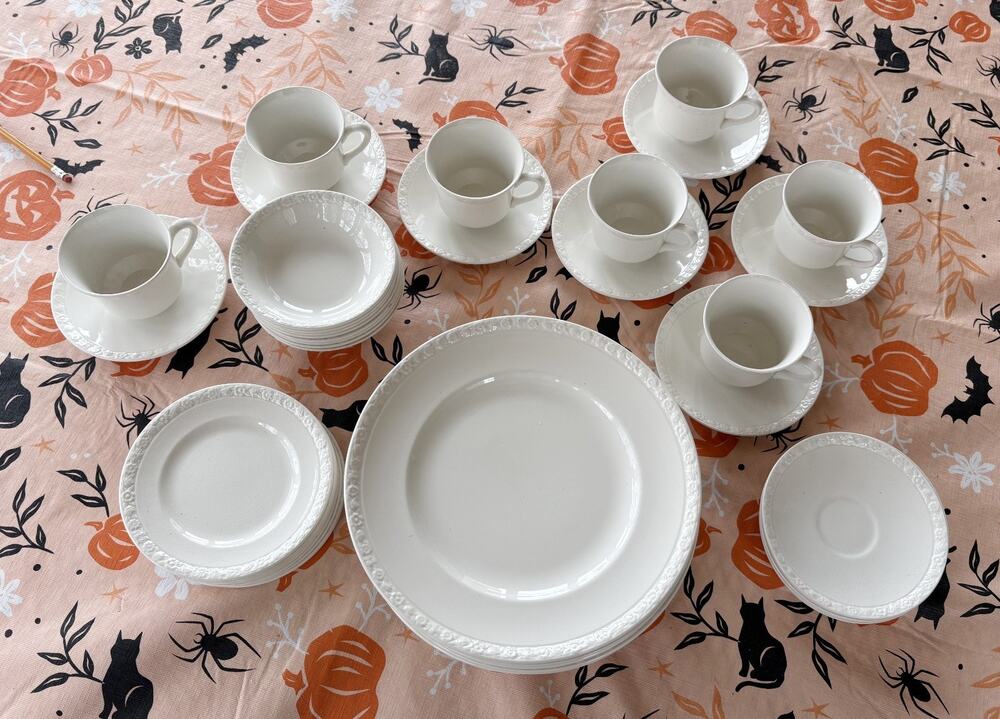Wedgwood Hedge Rose Dinner Set Embossed Rim England 44 pcs
